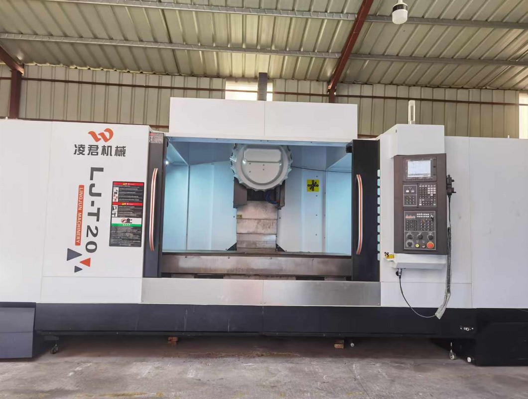 Large drilling and tapping center T-20